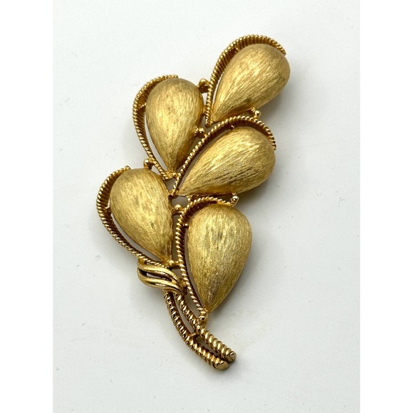 Vintage Crown Trifari Gold Tone Petal Pin Brooch - Picture 1 of 10